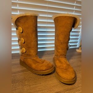 UGG Women’s Boots 1873 Bailey Triple Button Suede Size 7.